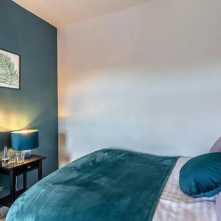 The House - 4 Bed Townhouse