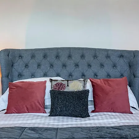 The House - 4 Bed Townhouse Apartment *