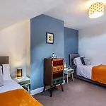 The House - 4 Bed Townhouse *